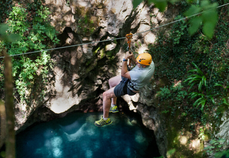 zip-line tra le pareti di un canyon su un torrente toscano dalle acque cristalline