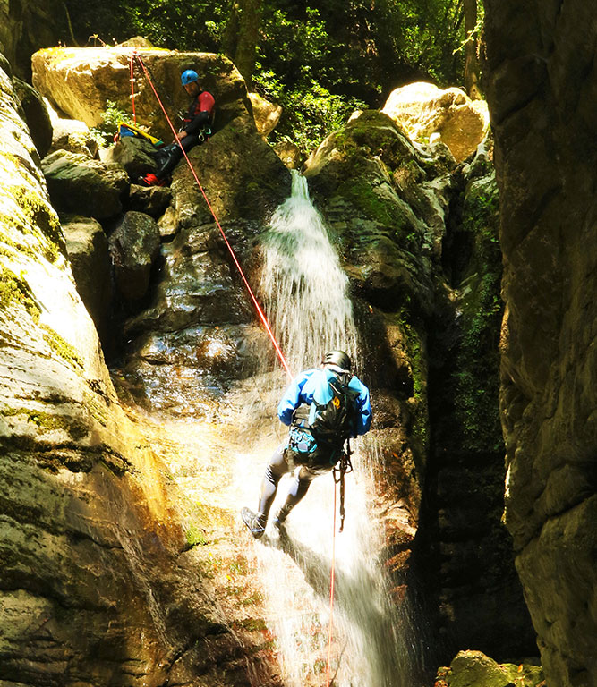 Scopri i canyon della toscana con il canyoning: un’idea regalo originale e avventurosa